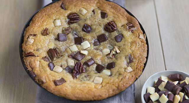 One pan cookie aux éclats de 3 chocolats et noix de pécan