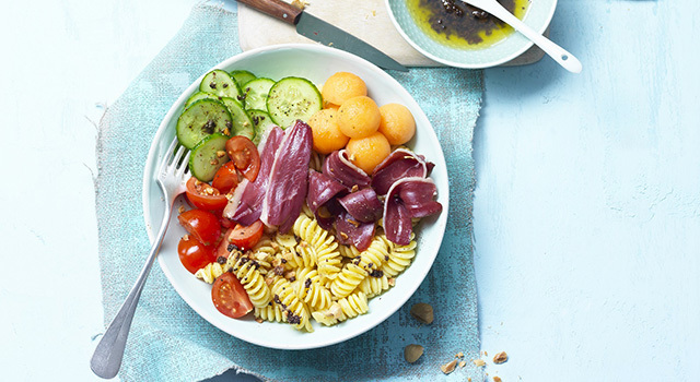 Power bowl de pâtes Fusilli,  aux légumes et magret de canard fumé au bois de hêtre Montfort