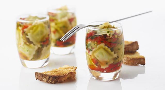 Verrines de poivrons marinés et ravioles au basilic