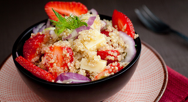 Salade de quinoa salée aux fraises