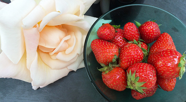 DIY : masque bonne mine et anti-âge à la fraise et à l'eau de rose