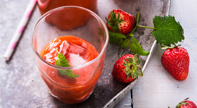 Smoothie mangue, fraise et mélisse