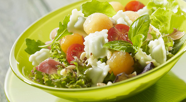 Salade de ravioles  au jambon cru et melon