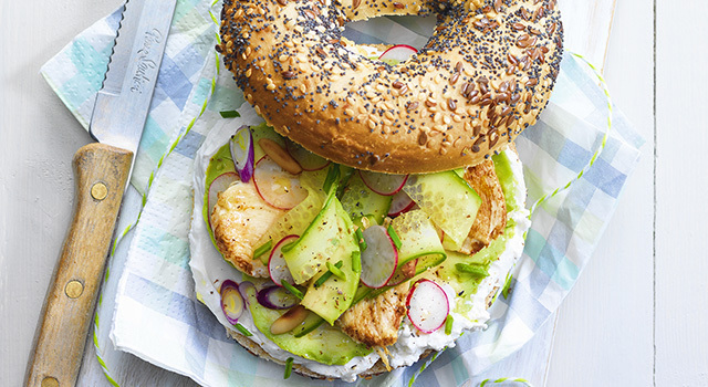 Bagel poulet-avocat et bûche de chèvre Chavroux