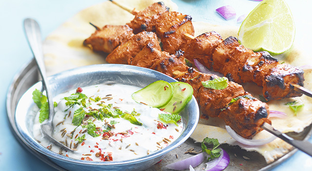 Brochette de poulet tandoori et émincé de concombre au Chavroux