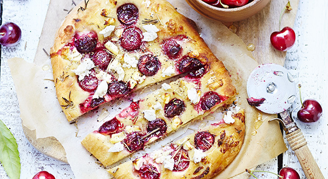 Focaccia Brebis, Cerises Fraîches & Romarin
