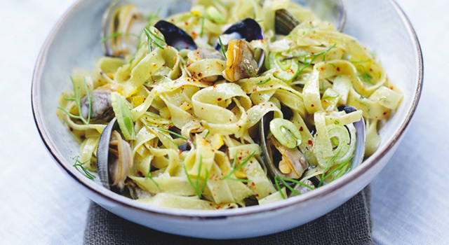 Pâtes aux palourdes, citron confit et spécialité à base d’olive et de fenouil sauvage