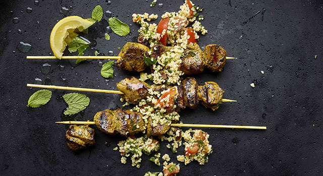 Brochettes d’agneau aux épices et taboulé aux raisins