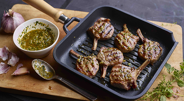 Côtes d’agneau grillées, salsa chimichurri