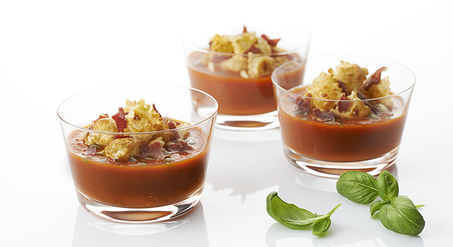 Gaspacho poivrons confits-tomates, ravioles à poêler au chèvre et crispy de coppa
