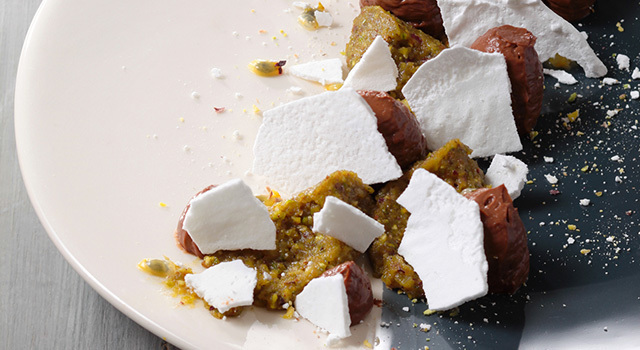 Ganache au chocolat, crémeux d’olives vertes et meringue poudrée