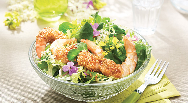 Salade de crevettes en croûte de sésame, fines herbes et soja