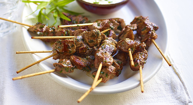 Pinchos d'agneau et mayonnaise aux herbes