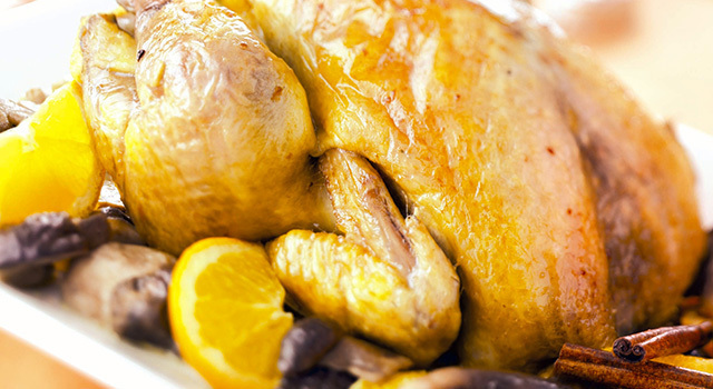 Chapon de pintade Label Rouge rôti aux cèpes, parfumé à l’orange