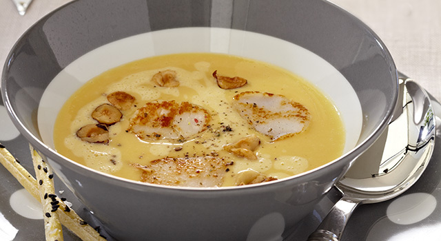 Velouté de potiron, st jacques et noisettes