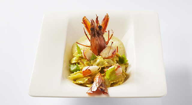 Ravioles aux gambas flambées, safran et livèche