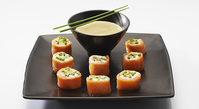 Makis de saumon et ravioles, cappuccino aux condiments