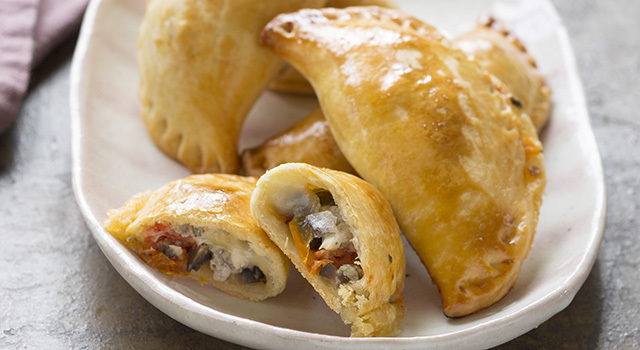 Chaussons au reblochon et aux tomates séchées