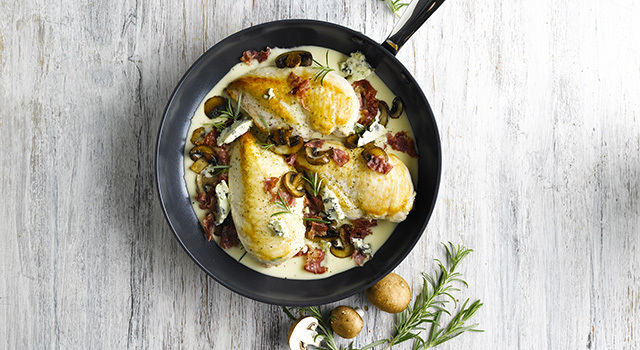 Filets de dinde à la sauce crémeuse à la pancetta et aux champignons