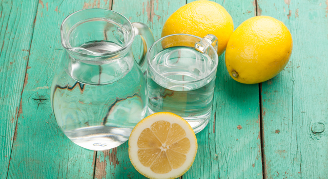 6 avantages à boire de l’eau tiède citronnée au réveil